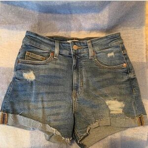 •Denim Shorts
•H&M
•Size 4